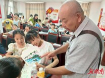 湘潭七旬老党员谢留文：墨香润童心志愿暖乡邻