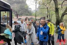 张家界金鞭溪：雨后琉璃水中外游客醉