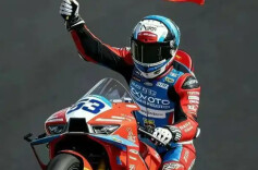 20年前追车100多里求拍摄的湖南机车少年张雪，创办 “张雪机车” ，勇夺世界超级摩托车锦标赛分站冠军