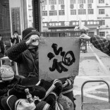 在街头，做一场黑白的“显影”练习 | 彭解人