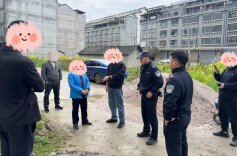 在逃人员双手插兜看热闹，下一秒被抓