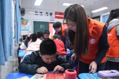 非遗竹编学雷锋，长理学子带孩子们用指尖传递榜样力量