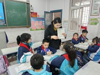 于平凡中坚守，在讲台间耕耘——记娄底一中附属实验学校教师肖艳红