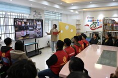 长理中外师生在社区共绘非遗新画卷