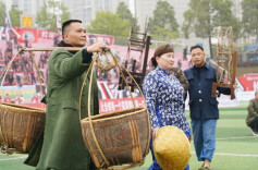  “娄超”现场农民扛锄头“走秀”，这波“土味”为何让网友如此共情？