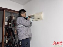 军区社区：电工入户排隐患 民警上门说反诈