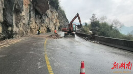 永顺县公路建设养护中心深夜打通公路“生命线”