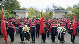 龙山县第一职业中学开展清明节祭扫烈士陵园主题活动