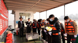 一场特殊的生命告别仪式：在水中“告别”，到水边思念