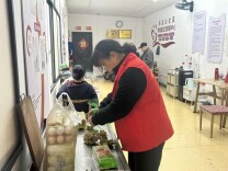 每天清晨，她们为老人上门送菜