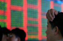 A股尾盘跌幅扩大：沪指失守3900点关口，银行股逆市上涨