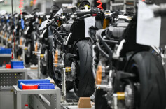 张雪机车多地卖爆了！订单已排至6月