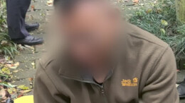 男子抓鱼“抓到塘里去了”，消防员架设拉梯营救