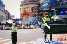 机器人指挥交通 无人巡逻车巡街 长沙交通管理科技感拉满