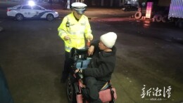 交警接力护送残疾男子踏上平安路