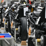 张雪机车多地卖爆了！订单已排至6月