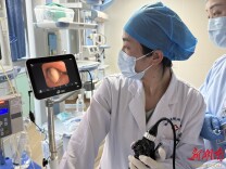 惊险！一粒花生米堵塞气道 医生镜下取出化险为夷