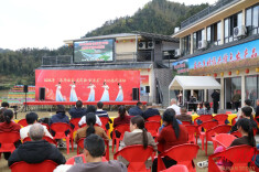 安化茅园村：省歌舞剧院来了，民歌+小丑表演，村民乐开了花