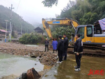 险！河道私建便道形成“堰塞湖”，安化古楼乡迅速处置化险为夷