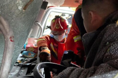 货车失控撞上居民楼，消防员破拆驾驶室救出被困司机