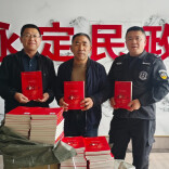 张家界市永定区老促会向学校捐赠革命史书