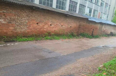 积水挡了路，社区暖了心