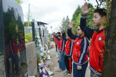 桑植县芙蓉桥小学清明祭扫仪式缅怀英烈