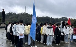 龙山县桂塘镇九年制学校开展清明祭扫活动