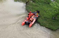 男子被困河中“孤岛”，消防迅速救援