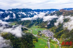 雨后山村 田园如画