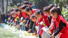 清明节前祭先烈