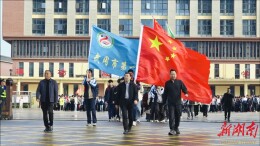 开展行走的思政课 武冈一中千名师生徒步祭扫英烈