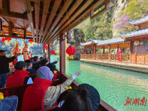 清明踏春宝峰湖：杜鹃漫山开，民歌绕湖来，猴王闹春趣