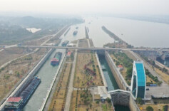 货物“坐船”过闸，湖南水运保畅