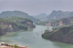 People Takes Bamboo Rafts to Enjoy Springtime
