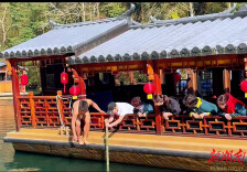 春寒湖暖！张家界宝峰湖员工连续两天跳湖捞手机，用行动诠释景区温度