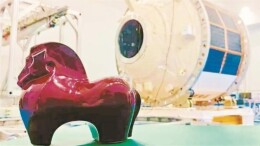 这匹马，奔向太空！安仁籍陶瓷艺术家周诚雕塑作品乘火箭升空