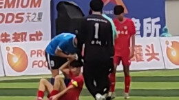 是对手更是朋友！香港球员摔倒永州小将搀扶，市民亦热情为香港队加油