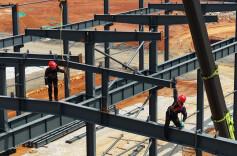 假期攻坚  建设正酣