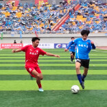 主动搀扶，是对体育精神的体现