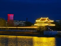 夕阳褪去，夜色中的首钢园流光溢彩