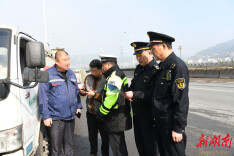 娄底多部门联合执法 重拳整治渣土运输乱象