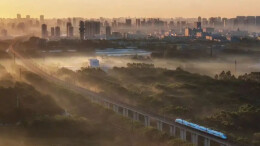 航拍大片！动车组穿越城市楼群超壮观