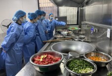 筑牢舌尖安全防线   守护幼儿健康成长 ——东安县城南幼儿园开展膳食监督家长委员会进厨房参观指导活动