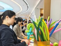 杏花园社区：巧手扭花传廉韵 传扬家风守初心