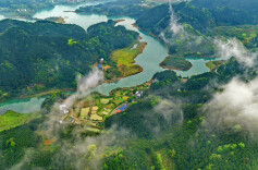 雨后村庄美如画