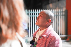 “千里追凶，令人动容”，女子为弟追凶24年案二审开庭，记者直击庭审现场：被告当庭翻供称“过失杀人”，否认潜逃，34年来未说一句道歉