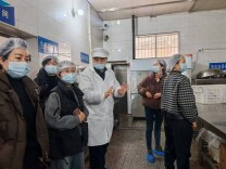 家校协同护食安 膳食监督暖人心——龙山县第一职业中学膳食委员会开展常态化膳食督查工作