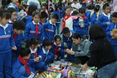长沙市雨花区枫树山美联小学开展红领巾爱心义卖活动
