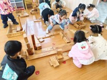 华容县鲇鱼须宋市幼儿园：趣味积木 快乐建构